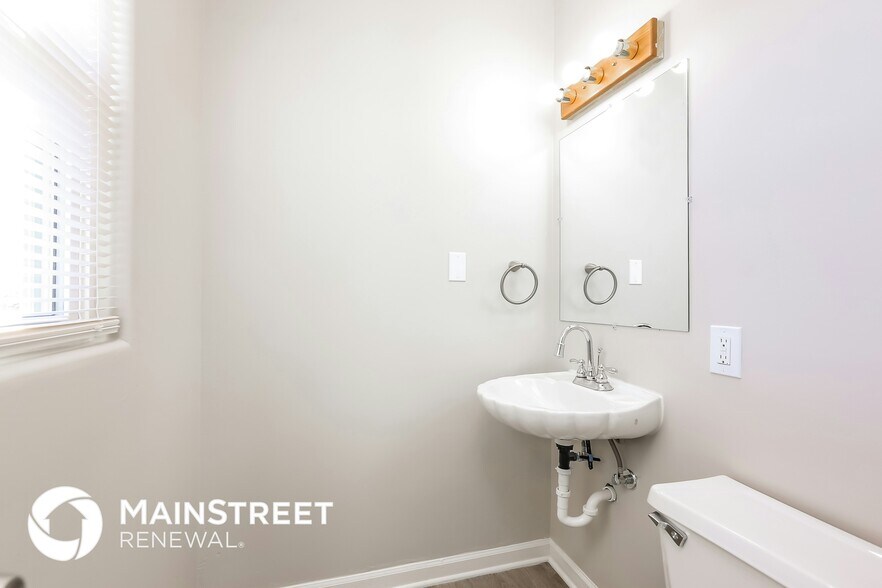 Building Photo - 413 N Seminole Dr