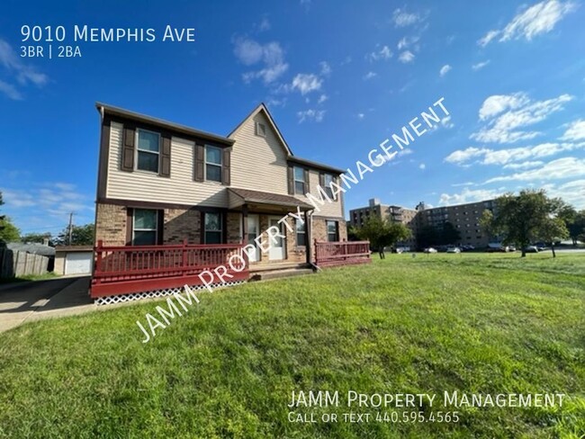 Building Photo - 3 Bedrooms, 2 Bathrooms Townhome Charmer!