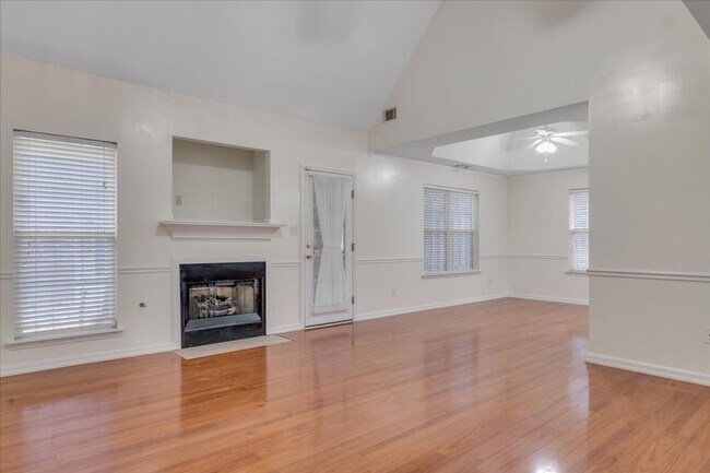 Building Photo - MOVE IN READY