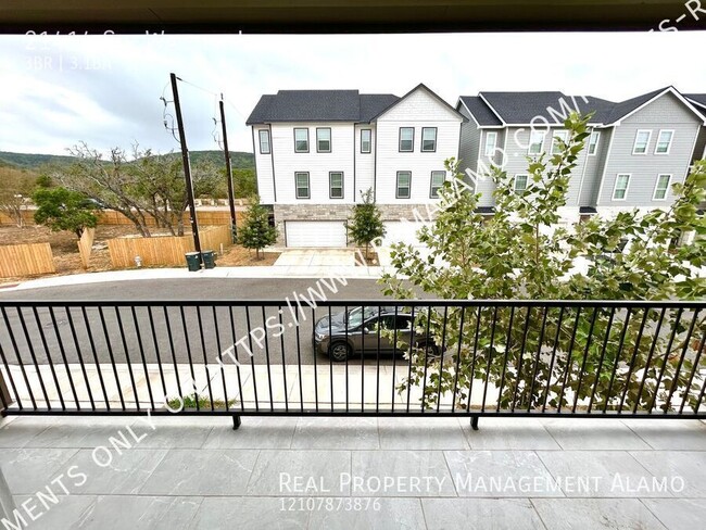 Building Photo - AVAILABLE NOW! Tri-Level 3 Bedroom / 3.5 B...