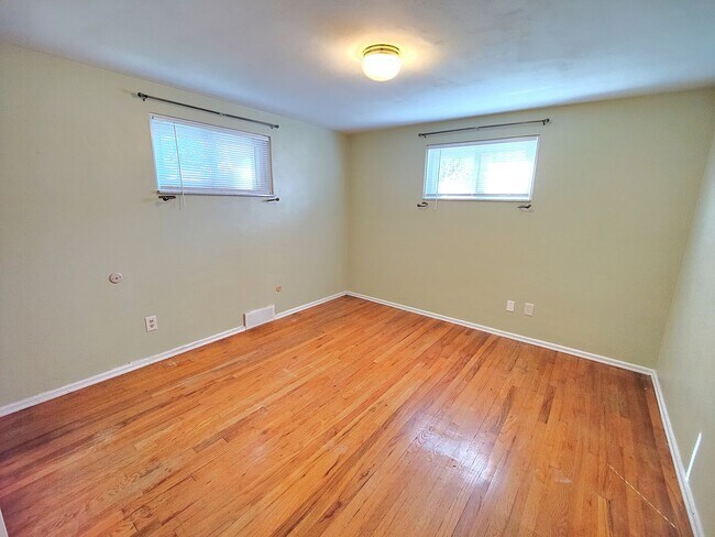 Building Photo - *Recently Updated 3BD/2.5BA Available for ...