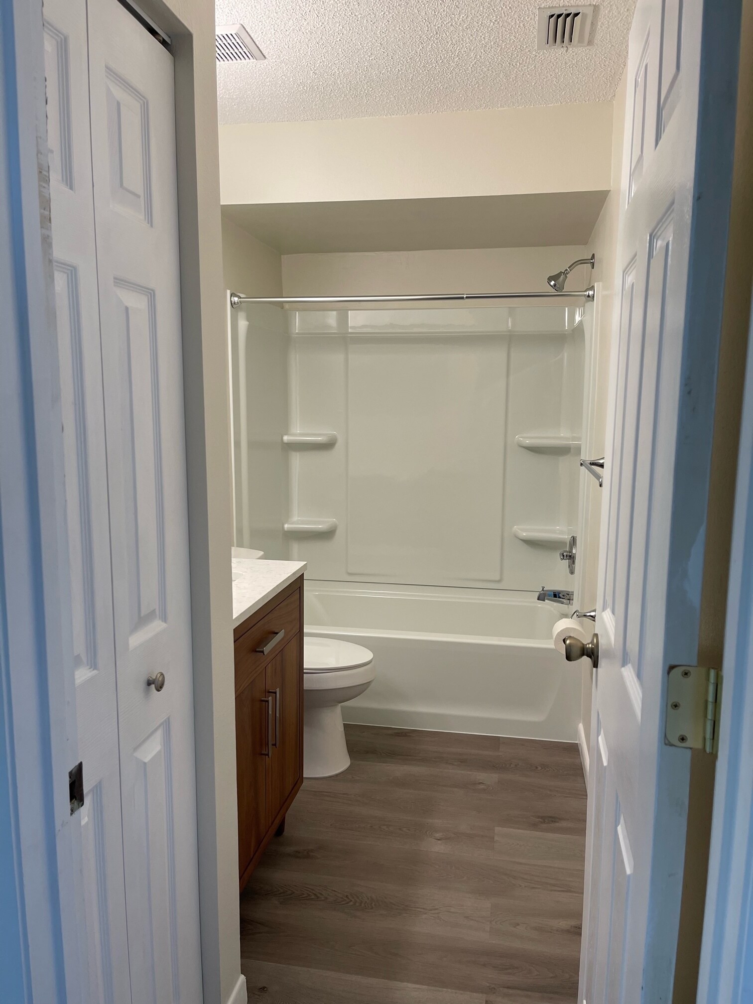 Bath - 2901 Bay View Dr
