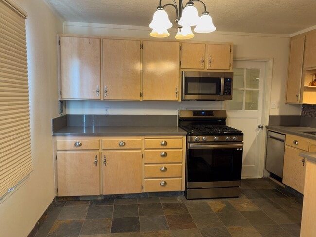 Building Photo - Charming 2 Bed 1 Bath Home on Fenced Corne...