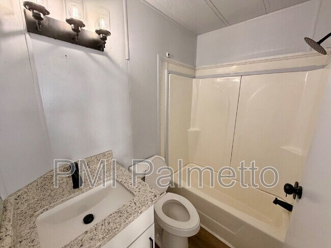 Building Photo - 3911 Persimmon St