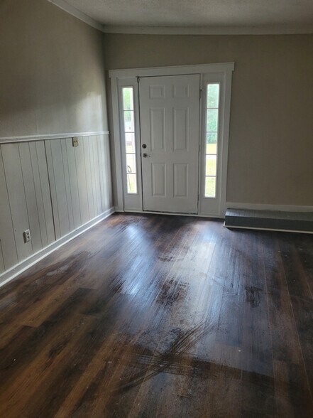 Building Photo - 207 Dogwood Dr