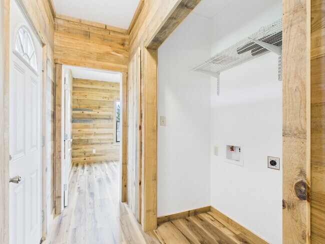 Building Photo - 2/2 Custom Cabin