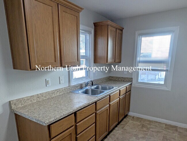 Building Photo - Upper Unit - 2 Bed 1 Bath