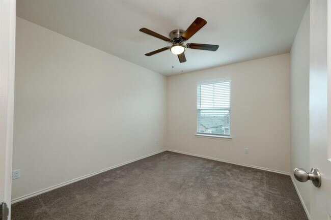 Building Photo - 482 Thornless Cir