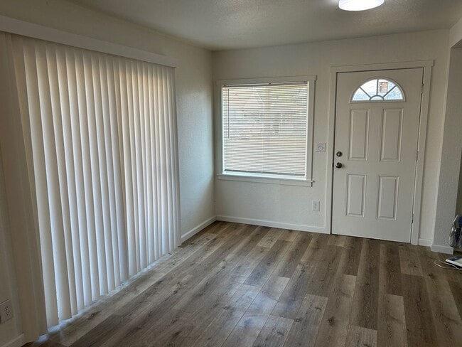 Building Photo - $300 OFF FIRST MONTH'S RENT! Completely Remodeled Home with Bonus Room in Klamath Falls