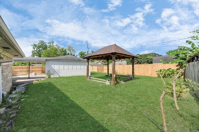 Building Photo - 7911 Pella Dr