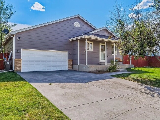 Building Photo - 2114 Meadow Dr