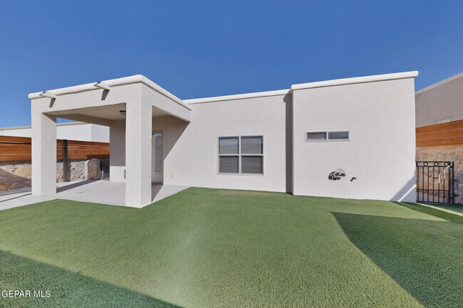 Building Photo - 320 S Manzanita Dr