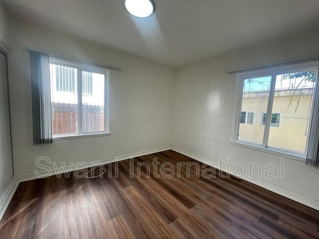 Building Photo - 622 1/2 E 97th