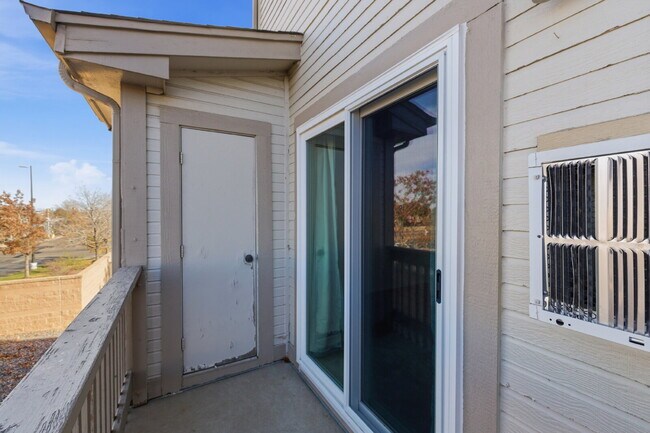 Building Photo - Open Concept Two Bed Two Bath Townhouse!