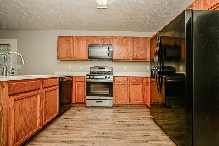 Building Photo - 10 Belmont Park Ln