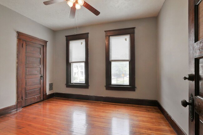 Building Photo - 4 Bedroom , 2 Bath Newly Renovated house - Right off of High St