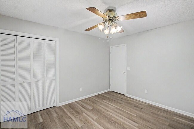 Building Photo - 21 Pinewood Ln