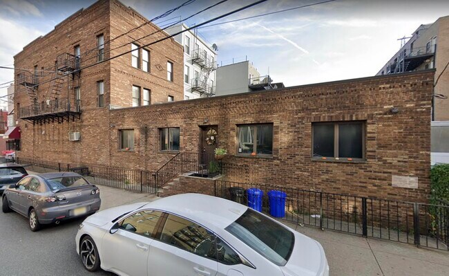Building Photo - 422 Monroe St