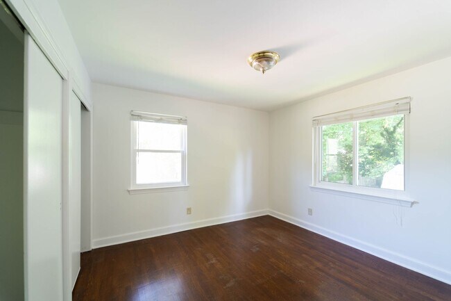 Building Photo - 50's Rambler with 5 BR & 3 BA in One of the Best Locations in Arlington