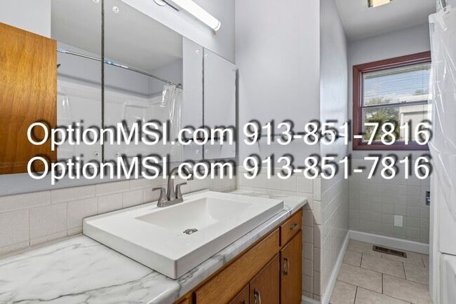 Building Photo - Spacious and move in ready!