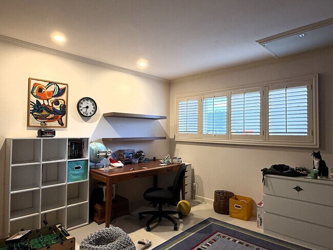 Building Photo - 4 bed, 2.5 bath top floor corner unit cond...