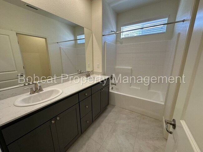 Building Photo - 923 Nelle Dr