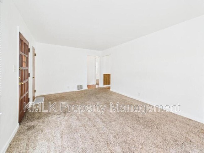 Building Photo - 636 Lurie Ave