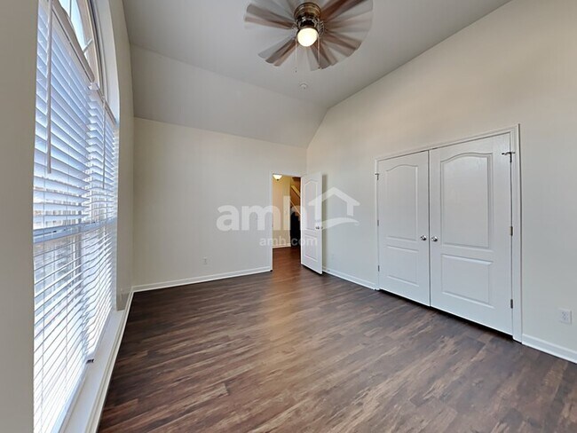 Building Photo - 2936 Greentree Dr
