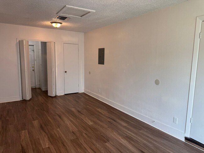 Building Photo - 132 Meadow Way