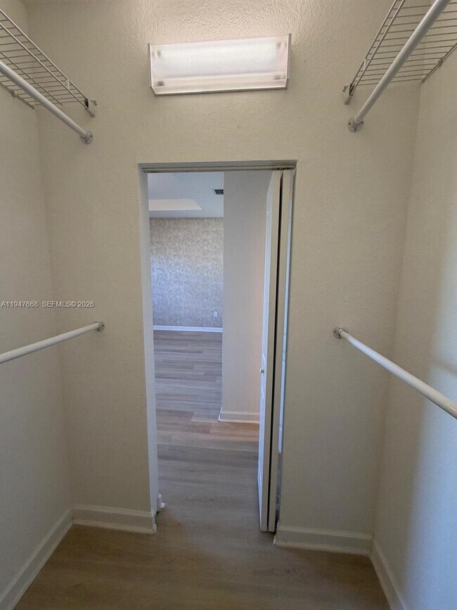 Building Photo - 909 NE 211th St