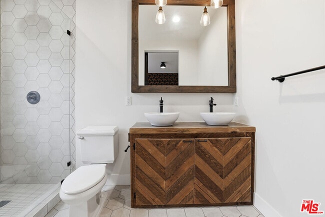 Building Photo - 5226 Rockland Ave