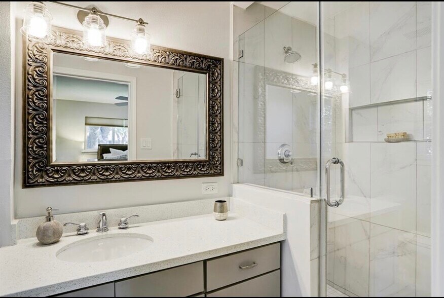 Primary bathroom - 5403 Carew St