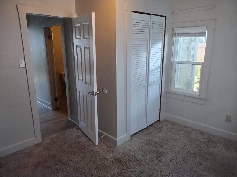 Building Photo - 422 S Oak St