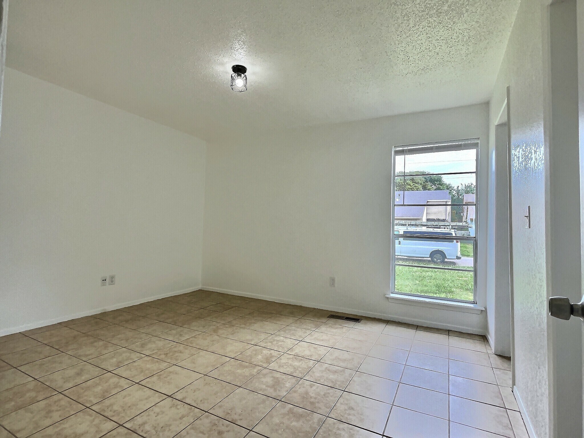 Building Photo - 1543 E 66th Plz