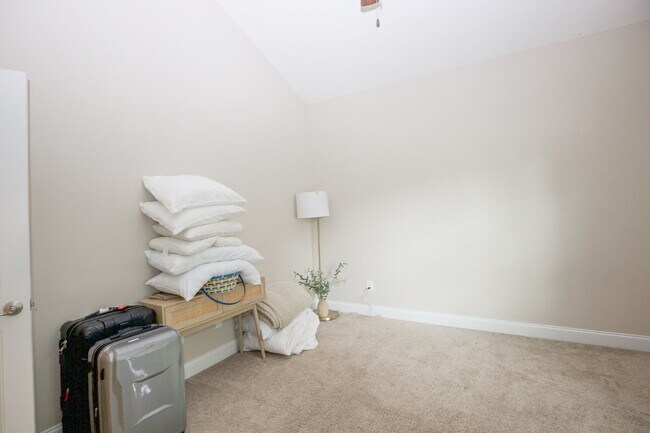 Building Photo - "Large 3-Bedroom plus BONUS Retreat with S...