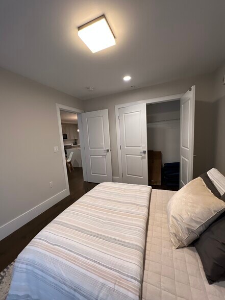 Building Photo - 214 Market St