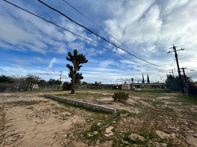 Building Photo - 3-bedroom 2 bath Home with Central AC - Fully Furnished