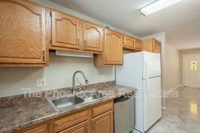 Building Photo - 522 E Balboa Dr