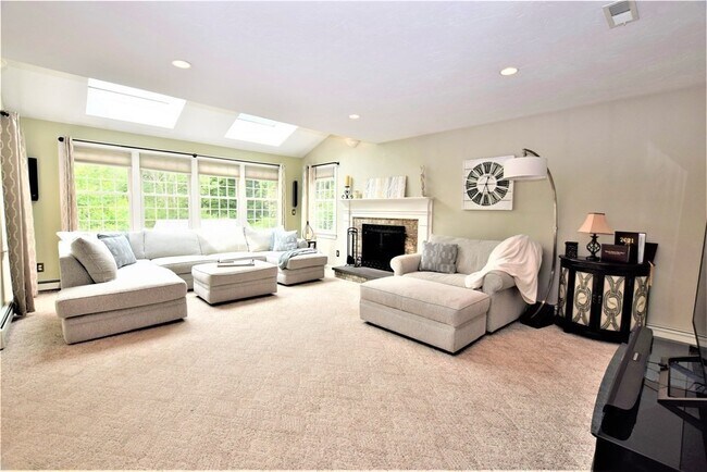 Building Photo - 398 Davis St