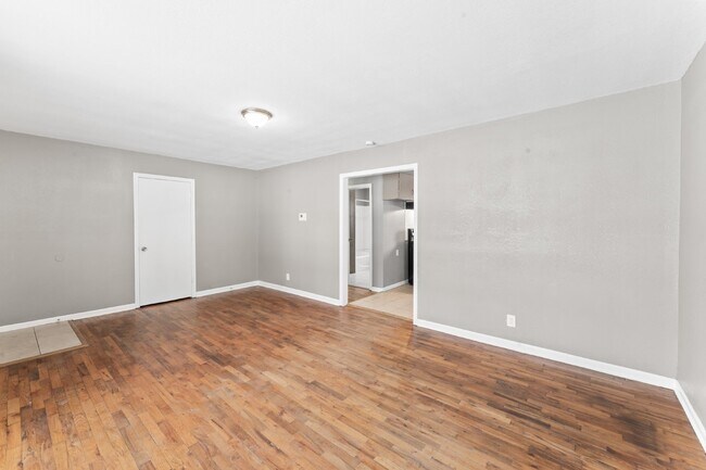 Building Photo - 2 Bedroom Home with Spacious Fenced In Yard!  1st Month's Rent is Free!*