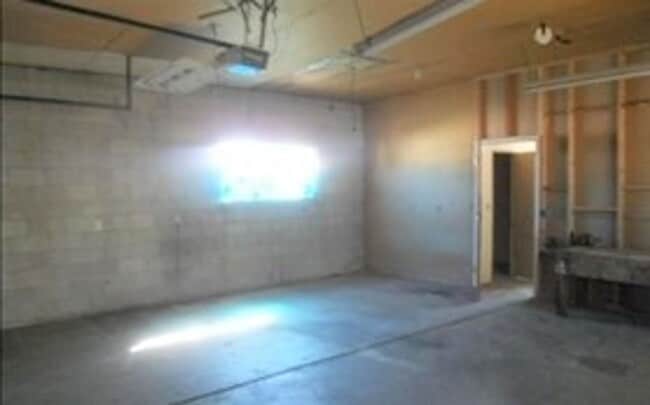 Building Photo - Large 4 Bed 2 Bath with Extra Large 2 Car ...