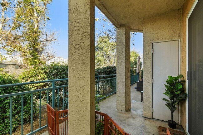 Building Photo - Remodeled River-View Corner Unit with Oversized Patio