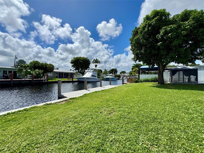 Building Photo - 1008 Mango Isle