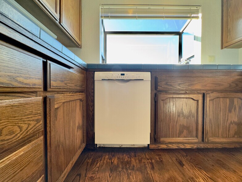 Building Photo - 2221 Pinehurst Way