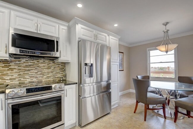 Building Photo - 4028 Newcastle B