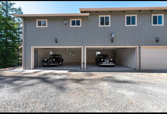 Building Photo - Unique large 1 bedroom 1 bath 4 car garage!!!