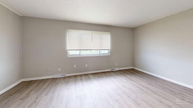 Building Photo - 630 Abbe Rd S