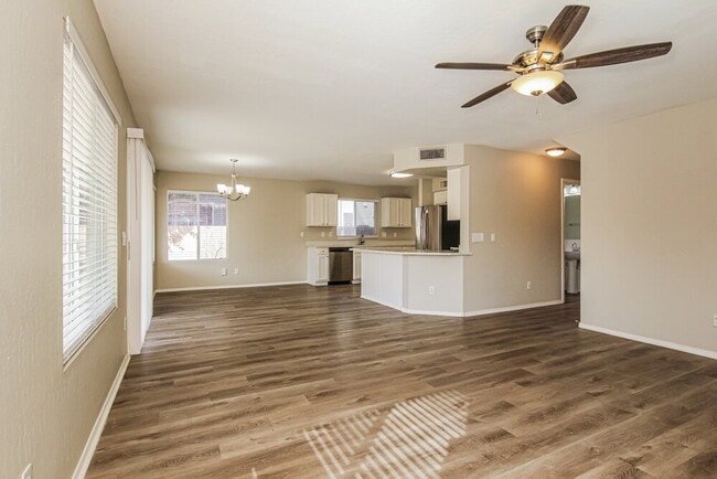 Building Photo - 14837 W Columbine Dr