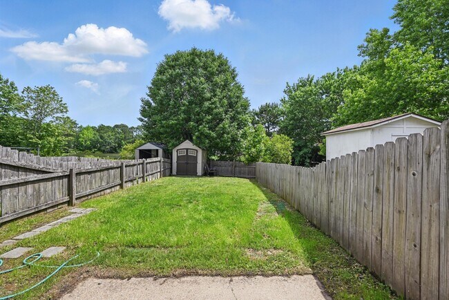 Building Photo - 2048 Lyndora Rd