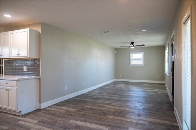 Building Photo - 5502 Elm Tree Dr